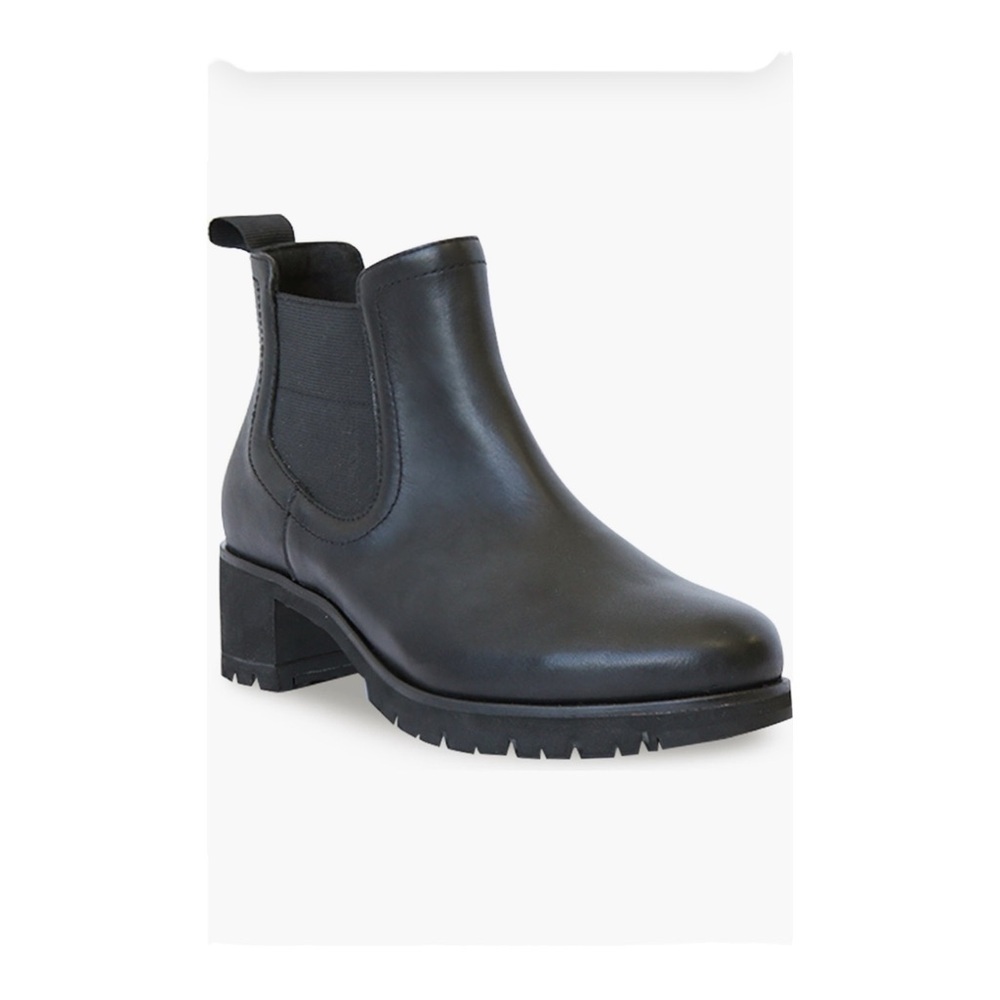 Munro Black Leather Chelsea Ankle Boots